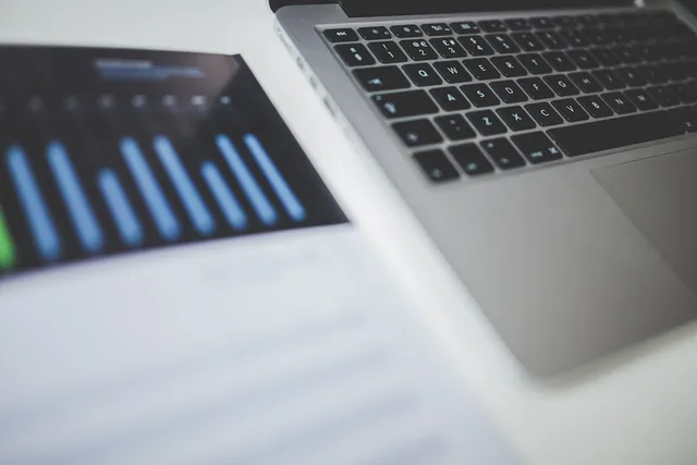 macbook, laptop, computer, technologie, grafieken, marketing, bedrijf, kantoor, bureau, grijs computer, grijs office, grijze laptop, grijs marketing, grijs bureau. Campagnemeetplan opstellen: doelen, databronnen en afspraken